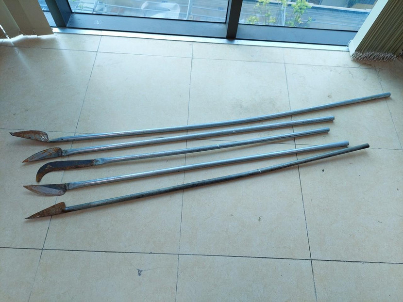 Hung khí các đối tượng sử dụng để đánh hội đồng Lục Tuấn Dương