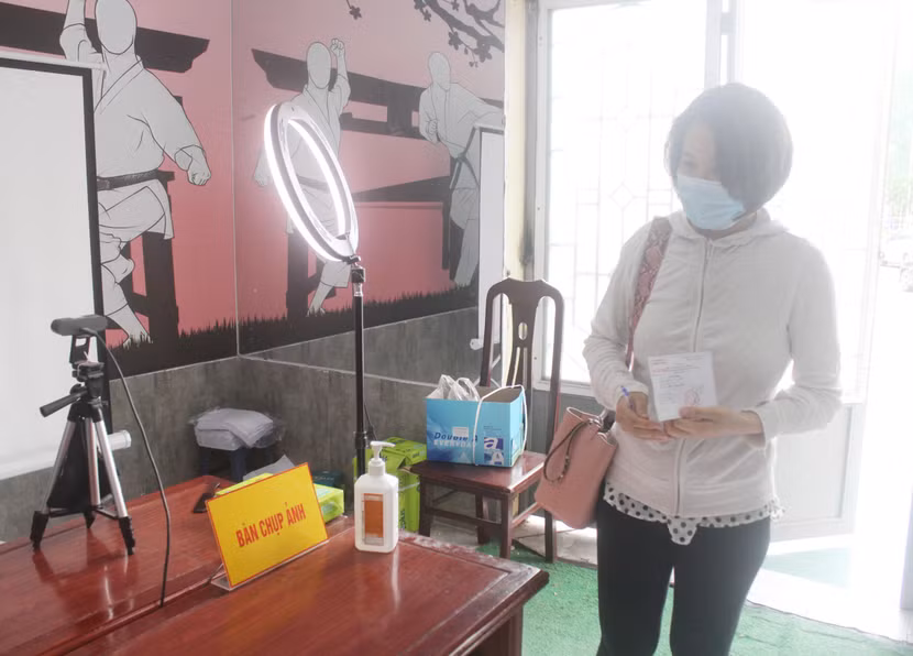 Một cử tri vừa tham gia bầu cử xong liền chuyển sang thủ tục cấp CCCD tại điểm phường Yên Hòa