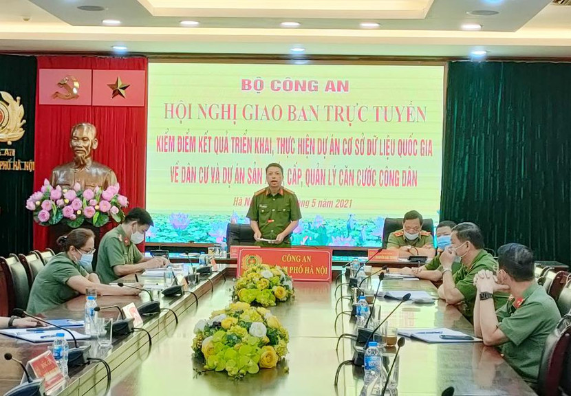 Đại tá Nguyễn Hồng Ky, Phó Giám đốc CATP Hà Nội tham luận tại Hội nghị giao ban trực tuyến kiểm điểm kết quả triển khai 2 dự án