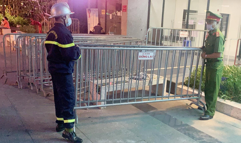 Trong gần 1 tuần qua, các CBCS CAQ Bắc Từ Liêm đã tham gia chốt chặn, truy vết người có liên quan đến F0 tại khu đô thị Goldmark City Trong gần 1 tuần qua, các CBCS CAQ Bắc Từ Liêm đã tham gia chốt chặn, truy vết người có liên quan đến F0 tại khu đô thị Goldmark City