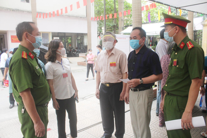 Trò chuyện cùng các thành viên tổ bầu cử