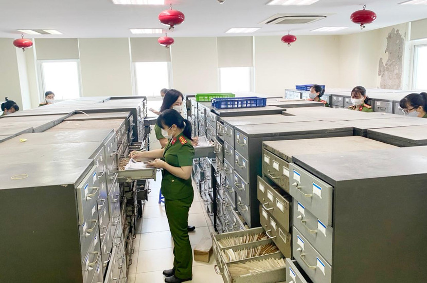 Những CBCS Đội Tàng thư CCCD đã quen môi trường làm việc chỉ có những chiếc tủ sắt lạnh lẽo vô tri không cảm xúc