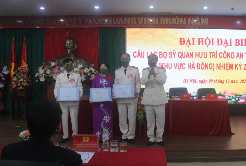 Ban chủ nhiệm Câu lạc bộ tặng quà cho các đồng chí thôi không tham gia Ban chủ nhiệm khóa 2021-2024 Ban chủ nhiệm Câu lạc bộ tặng quà cho các đồng chí thôi không tham gia Ban chủ nhiệm khóa 2021-2024