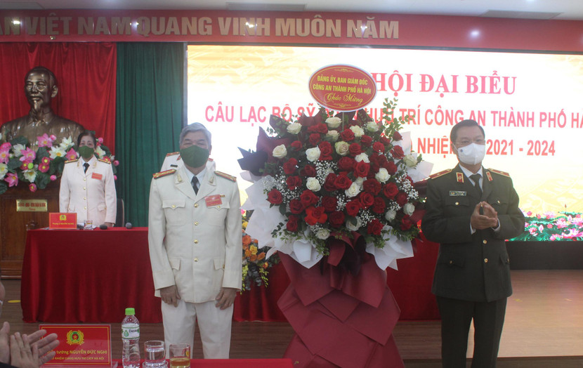 Thiếu tướng Đào Thanh Hải tặng hoa chúc mừng Đại hội Thiếu tướng Đào Thanh Hải tặng hoa chúc mừng Đại hội