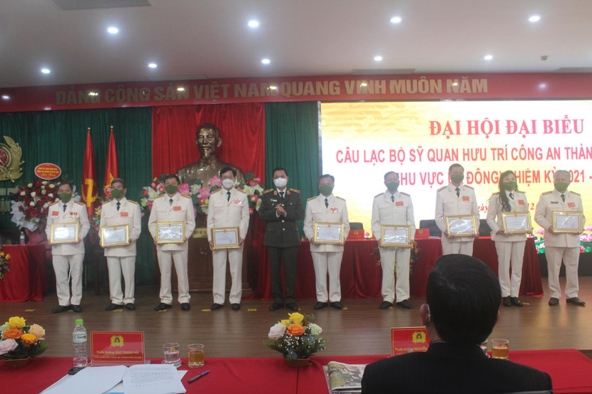 Thiếu tướng Đào Thanh Hải tặng Giấy khen của Giám đốc CATP cho các cá nhân có thành tích xuất sắc Thiếu tướng Đào Thanh Hải tặng Giấy khen của Giám đốc CATP cho các cá nhân có thành tích xuất sắc