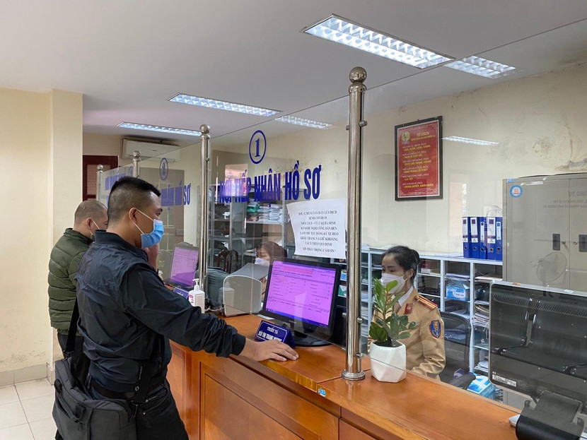 Đội CSGT chủ động xây dựng và thực hiện kế hoạch sang tên đổi chủ cho công dân mua xe máy qua nhiều đời