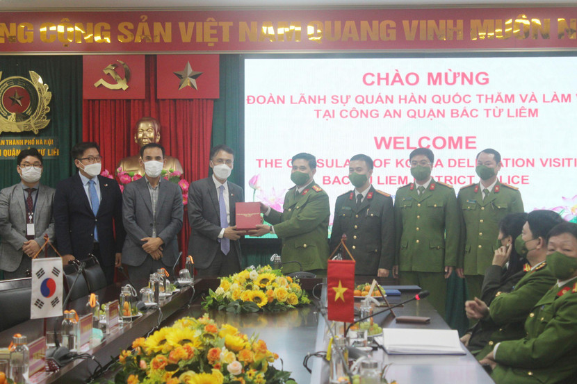 Đại tá Lê Đức Hùng, Trưởng CAQ Bắc Từ Liêm và chỉ huy CAQ Bắc Từ Liêm tặng quà Lãnh sự quán Hàn Quốc Đại tá Lê Đức Hùng, Trưởng CAQ Bắc Từ Liêm và chỉ huy CAQ Bắc Từ Liêm tặng quà Lãnh sự quán Hàn Quốc