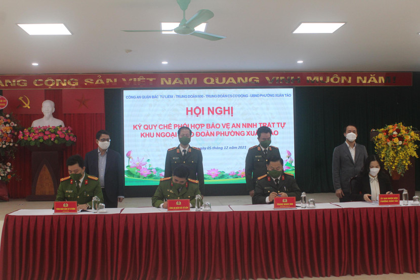 Dưới sự chứng kiến của lãnh đạo Bộ Tư lệnh Cảnh vệ, CATP Hà Nội và quận Bắc Từ Liêm, 4 đơn vị đã ký kết quy chế phối hợp Dưới sự chứng kiến của lãnh đạo Bộ Tư lệnh Cảnh vệ, CATP Hà Nội và quận Bắc Từ Liêm, 4 đơn vị đã ký kết quy chế phối hợp
