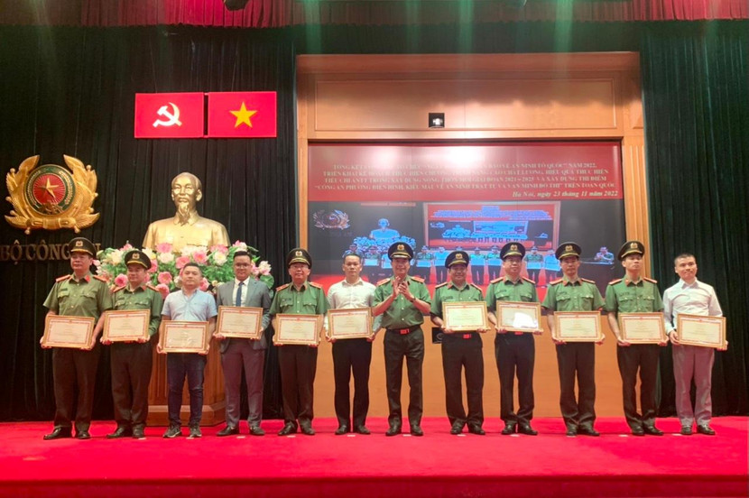 Thứ trưởng Lê Quốc Hùng trao Bằng khen của Bộ Công an cho các cơ quan báo chí có thành tích xuất sắc trong tuyên truyền tổ chức Ngày hội toàn dân bảo vệ ANTQ năm 2022 Thứ trưởng Lê Quốc Hùng trao Bằng khen của Bộ Công an cho các cơ quan báo chí có thành tích xuất sắc trong tuyên truyền tổ chức Ngày hội toàn dân bảo vệ ANTQ năm 2022