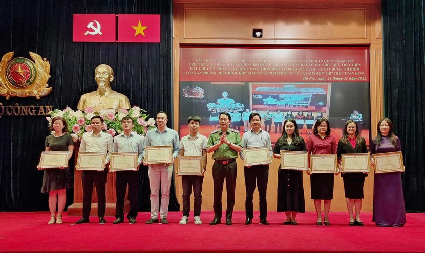 Thứ trưởng Lê Quốc Hùng trao Bằng khen của Bộ công an cho các tập thể cá nhân có thành tích xuất sắc trong tham mưu chỉ đạo tổ chức Ngày hội toàn dân bảo vệ ANTQ năm 2022 Thứ trưởng Lê Quốc Hùng trao Bằng khen của Bộ công an cho các tập thể cá nhân có thành tích xuất sắc trong tham mưu chỉ đạo tổ chức Ngày hội toàn dân bảo vệ ANTQ năm 2022