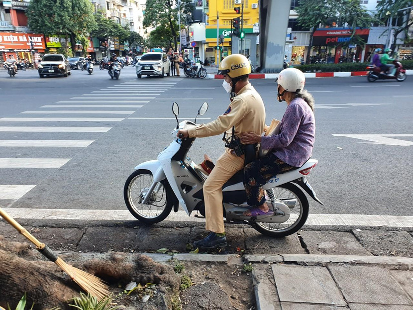 Sau khi xác minh được địa chỉ, tổ công tác đã bố trí xe đưa bà Bùi Thị Thìn về nhà
