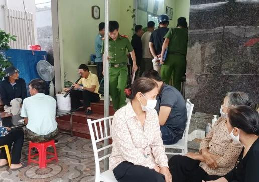 Lực lượng công an và người dân có mặt tại nhà vợ chồng ông Phạm Đức L, xã Ngũ Phúc, huyện Kiến Thụy, Hải Phòng Lực lượng công an và người dân có mặt tại nhà vợ chồng ông Phạm Đức L, xã Ngũ Phúc, huyện Kiến Thụy, Hải Phòng