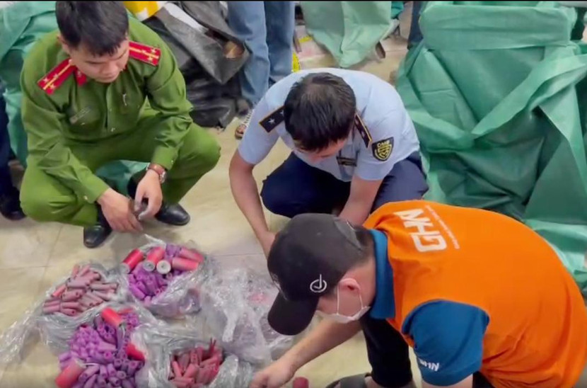 Lực lượng chức năng kiểm tra hàng hóa phát hiện pháo nổ