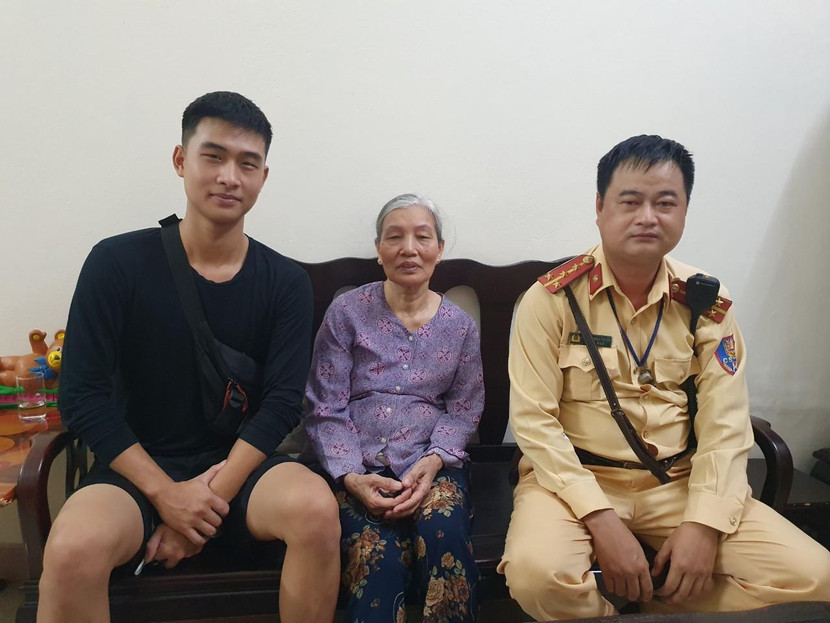 Đại úy Nguyễn Ngọc Tuyên đưa bà cụ về nhà, bàn giao cho cháu ngoại bà Thìn