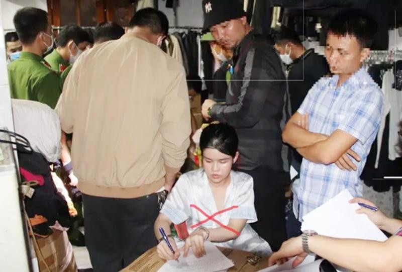 Hotgirl Quỳnh Trang bị bắt giữ