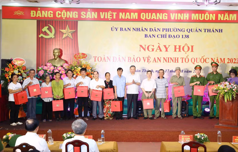 Đại tướng Tô Lâm, Ủy viên Bộ Chính trị, Bộ trưởng Bộ Công an dự ngày hội toàn dân bảo vệ ANTQ tại phường Quán Thánh, quận Ba Đình