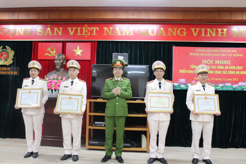 Thiếu tướng Nguyễn Hồng Ky trao Bằng khen của Bộ trưởng Bộ Công an, Chủ tịch UBND TP Hà Nội cho các cá nhân