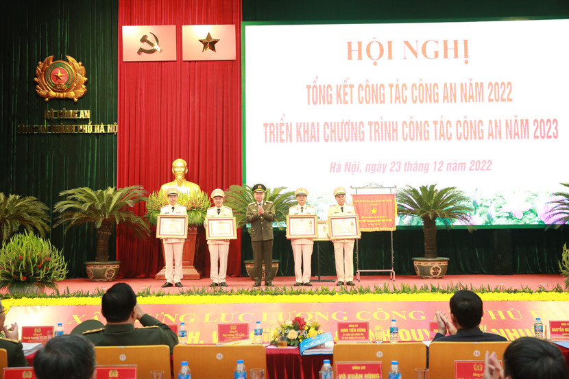 Đại tướng Tô Lâm - Bộ trưởng Bộ Công an trao khen thưởng tặng các đồng chí lãnh đạo, nguyên lãnh đạo CATP Hà Nội Đại tướng Tô Lâm - Bộ trưởng Bộ Công an trao khen thưởng tặng các đồng chí lãnh đạo, nguyên lãnh đạo CATP Hà Nội