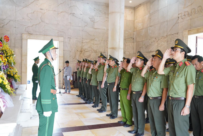 Phút mặc niệm tưởng nhớ anh linh Chủ tịch Hồ Chí Minh và các Anh hùng liệt sỹ tại khu di tích lịch sử Pác Bó, Cao Bằng Phút mặc niệm tưởng nhớ anh linh Chủ tịch Hồ Chí Minh và các Anh hùng liệt sỹ tại khu di tích lịch sử Pác Bó, Cao Bằng