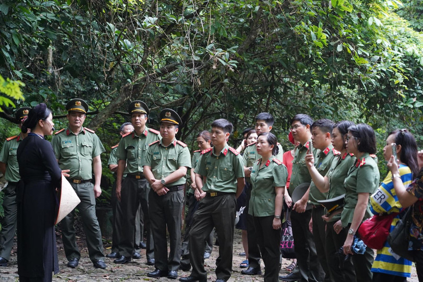 Đoàn công tác lắng nghe câu chuyện về cuộc đời của Chủ tịch Hồ Chí Minh trong những tháng ngày gian khó tại Pác Bó Đoàn công tác lắng nghe câu chuyện về cuộc đời của Chủ tịch Hồ Chí Minh trong những tháng ngày gian khó tại Pác Bó