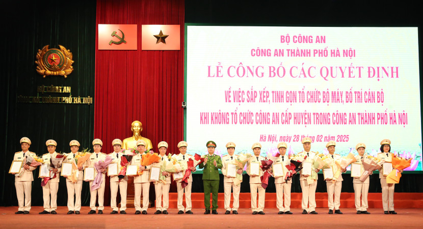 Thiếu tướng Dương Đức Hải - Phó Giám đốc CATP trao quyết định cho các đồng chí được điều động, luân chuyển