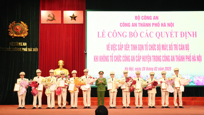 Thiếu tướng Nguyễn Thanh Tùng, Phó Giám đốc CATP trao quyết định cho các đồng chí được điều động, luân chuyển