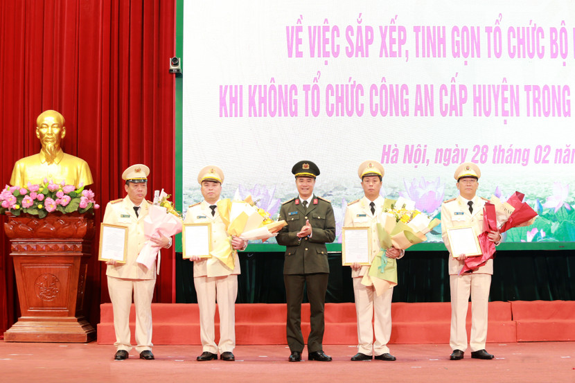 Đại tá Nguyễn Ngọc Quyền - Phó Giám đốc CATP trao Quyết định thành lập Phòng Cảnh sát cơ động