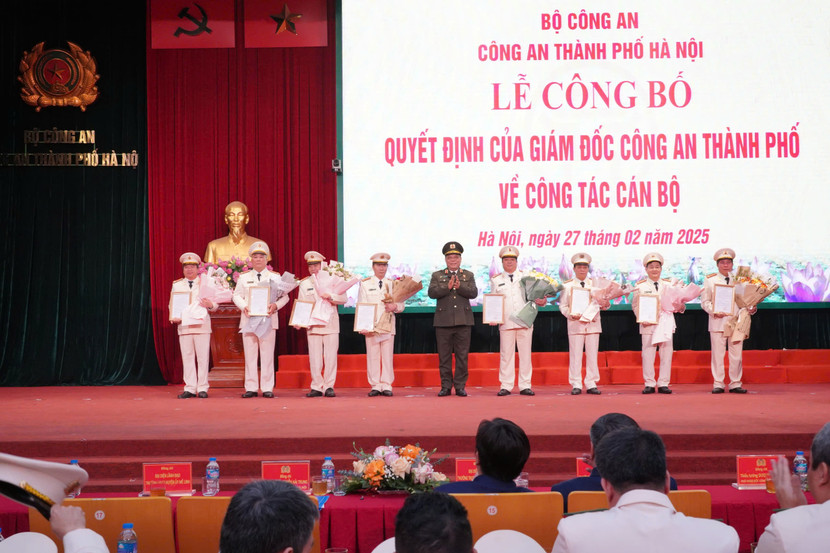 Trung tướng Nguyễn Hải Trung trao quyết định nghỉ công tác, hưởng chế độ hưu trí với các đồng chí Phó Trưởng phòng, Phó Trưởng Công an cấp quận, huyện