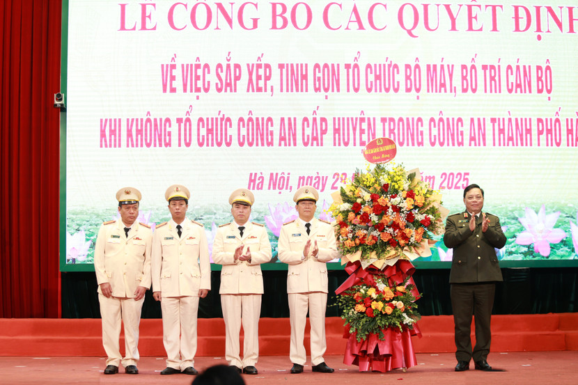 Trung tướng Nguyễn Hải Trung tặng hoa đơn vị mới thành lập - Phòng Cảnh sát cơ động