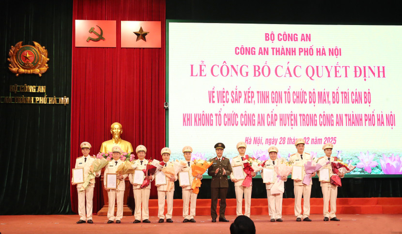 Đại tá Nguyễn Ngọc Quyền - Phó Giám đốc CATP trao quyết định cho các đồng chí được điều động, luân chuyển