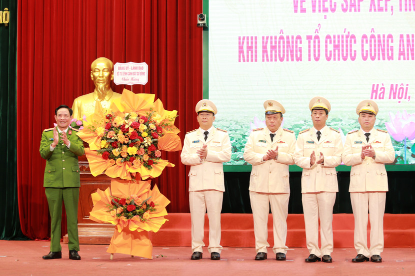 Đại tá Nguyễn Văn Trầm - Phó Tư lệnh Bộ Tư lệnh Cảnh sát cơ động tặng hoa chúc mừng Phòng Cảnh sát cơ động