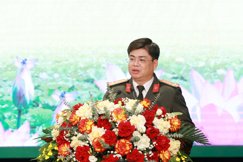 Thượng tá Trần Văn Quang, Trưởng phòng Tổ chức cán bộ báo cáo khái quát về kết quả thực hiện Kế hoạch 270