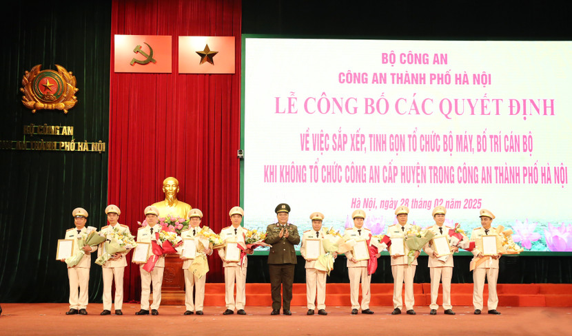 Trung tướng Nguyễn Hải Trung trao quyết định cho các đồng chí được điều động, luân chuyển