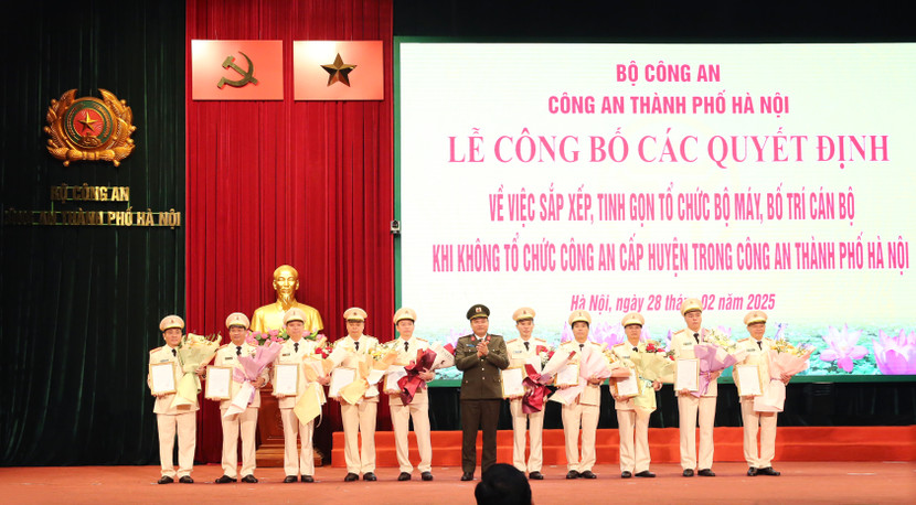 Đại tá Nguyễn Tiến Đạt - Phó Giám đốc CATP trao quyết định cho các đồng chí được điều động, luân chuyển