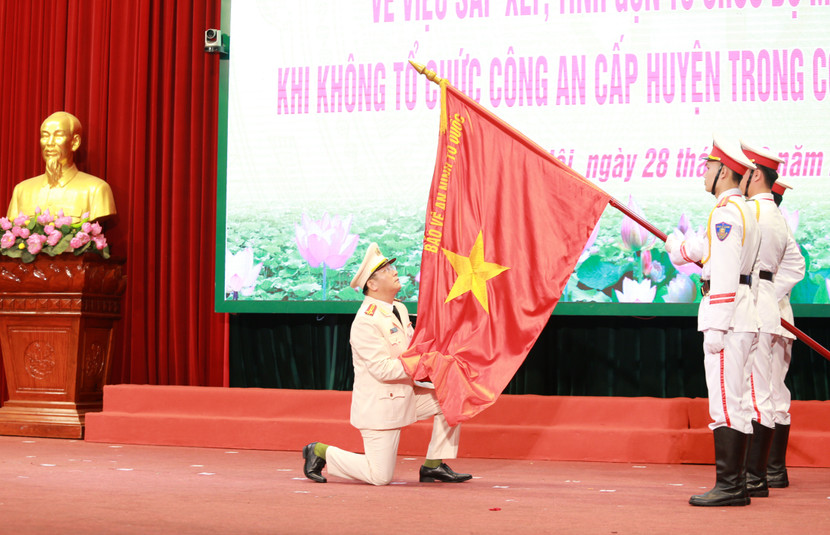 Chỉ huy Phòng CSCĐ thực hiện nghi lễ trang trọng