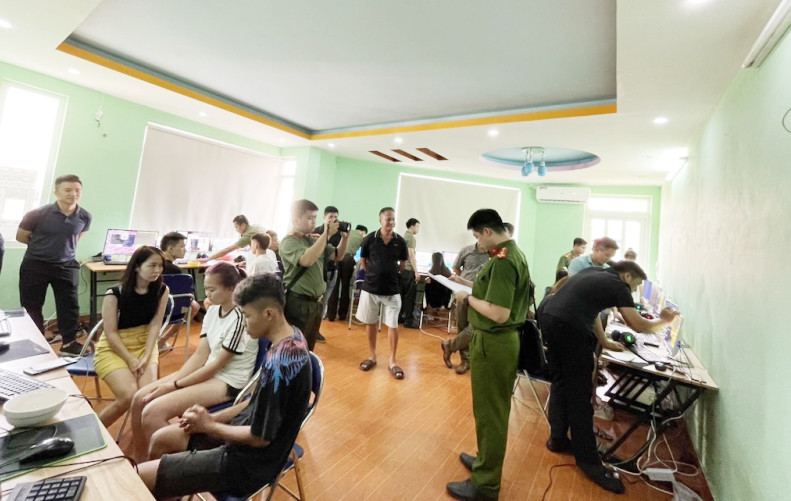 Cơ quan công an khám xét khẩn cấp nơi các đối tượng làm việc lừa đảo Cơ quan công an khám xét khẩn cấp nơi các đối tượng làm việc lừa đảo