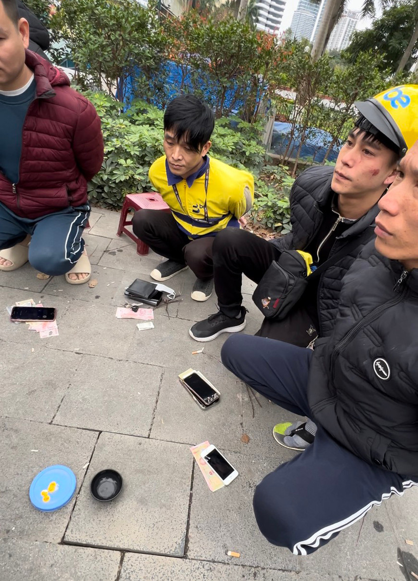 Các đối tượng đang sát phạt nhau thì bị bắt quả tang