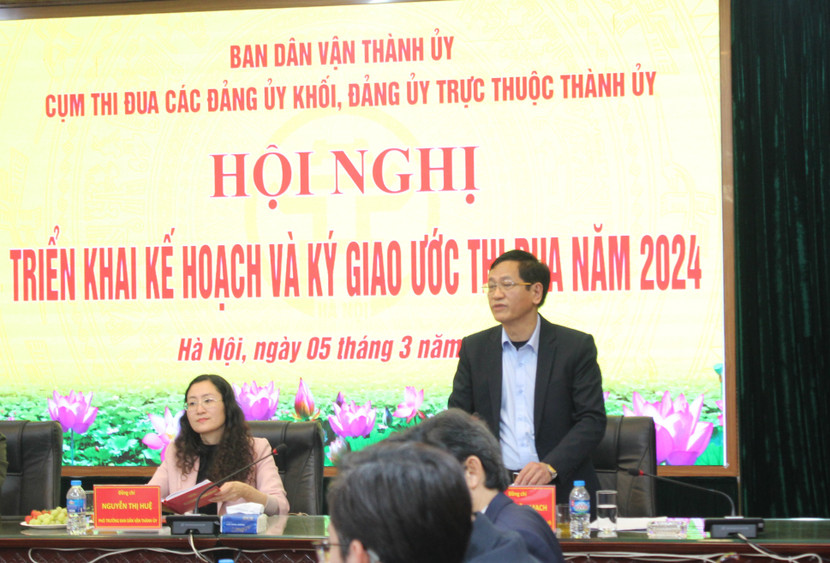 Đồng chí Nguyễn Văn Mạch, Phó Bí thư Thường trực Đảng ủy khối doanh nghiệp Hà Nội chủ trì phần tham luận