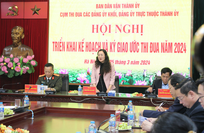 Đồng chí Nguyễn Thị Huệ, Phó ban Dân vận Thành ủy Hà Nội phát biểu tại hội nghị