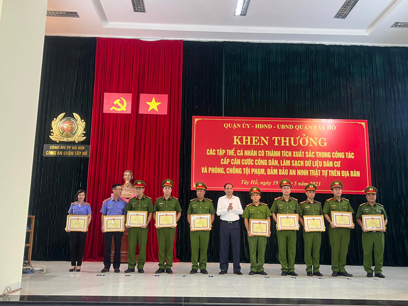 Các tập thể, cá nhân của CAQ Tây Hồ, Viện KSND quận được khen thưởng