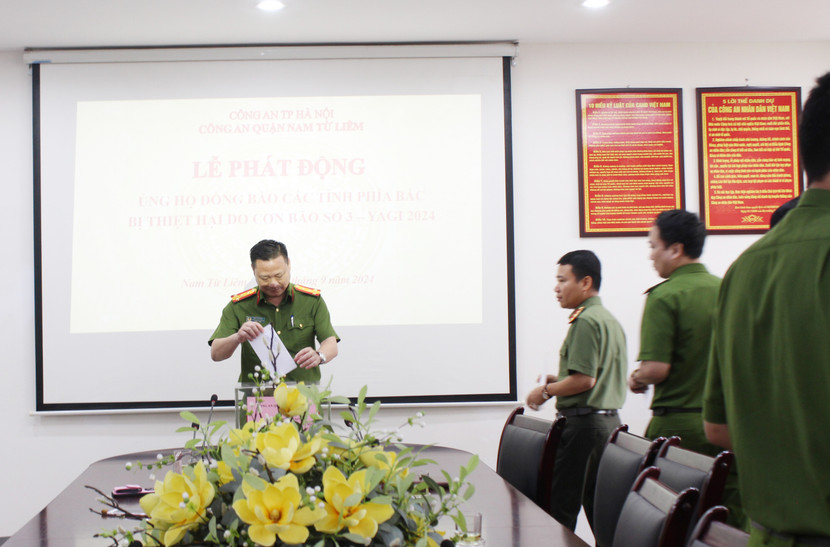 Chỉ huy CAQ Nam Từ Liêm ủng hộ nhân dân bị ảnh hưởng bởi bão Yagi Chỉ huy CAQ Nam Từ Liêm ủng hộ nhân dân bị ảnh hưởng bởi bão Yagi