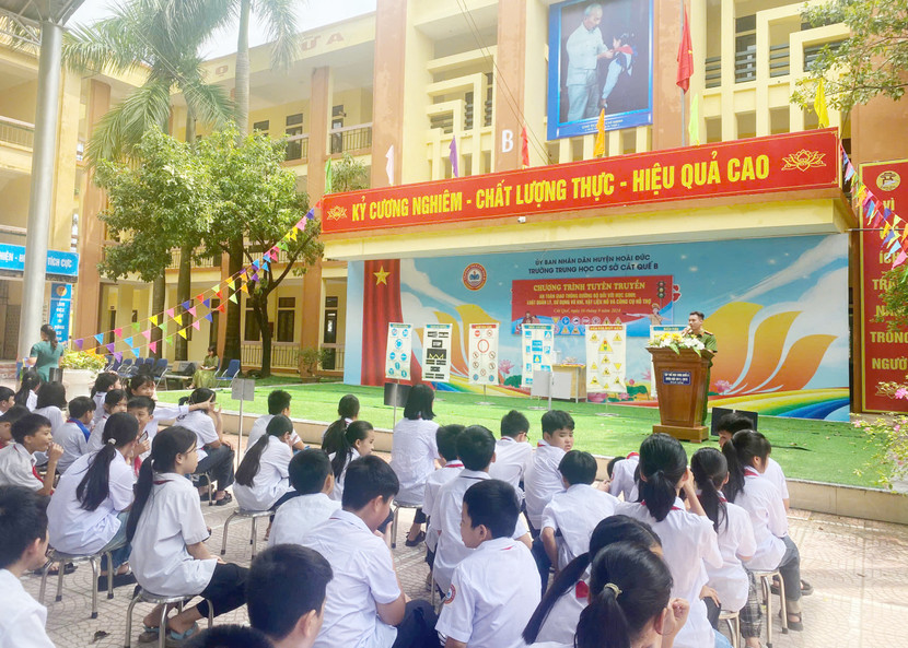 Tuyên truyền Luật Quản lý, sử dụng vũ khí, vật liệu nổ và công cụ hỗ trợ cho học sinh các trường THCS