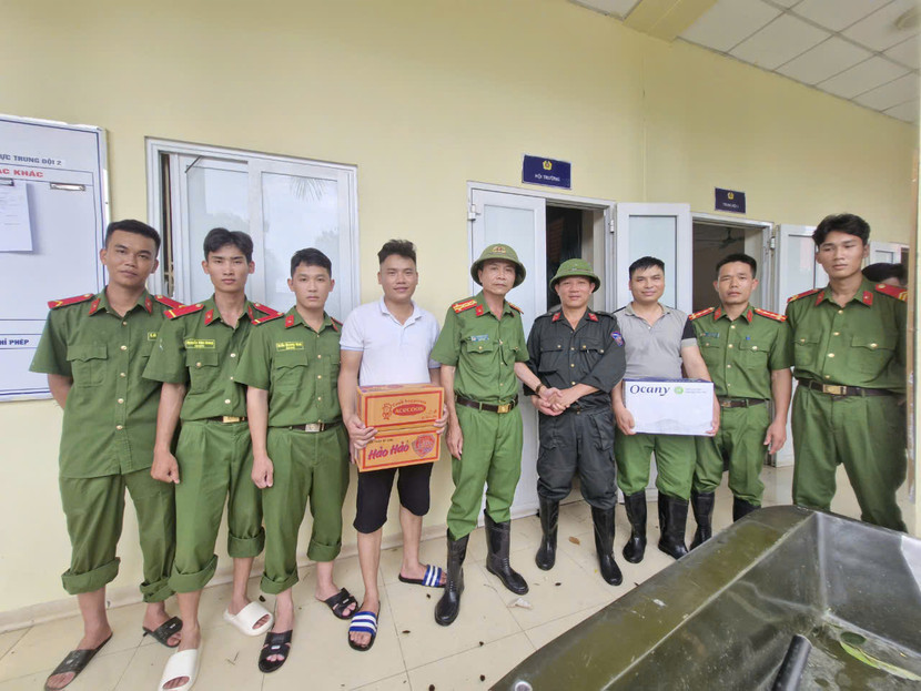 Thăm hỏi động viên CBCS bằng những món quà thiết thực Thăm hỏi động viên CBCS bằng những món quà thiết thực