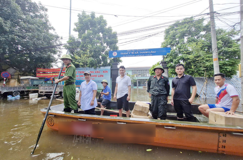 Đoàn công tác Trung đoàn CSCĐ CATP Hà Nội phải di chuyển bằng thuyền cứu hộ vào đơn vị Đoàn công tác Trung đoàn CSCĐ CATP Hà Nội phải di chuyển bằng thuyền cứu hộ vào đơn vị