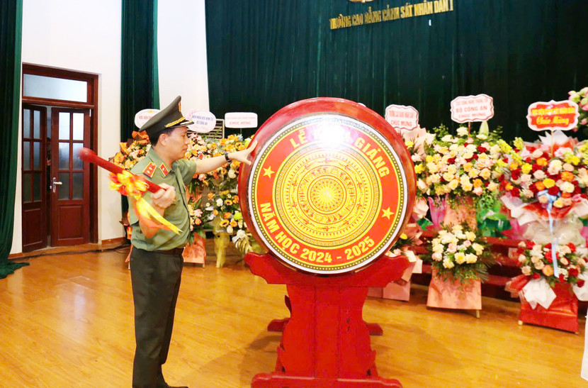 Thứ trưởng Lê Văn Tuyến đánh hồi trống khai giảng năm học mới