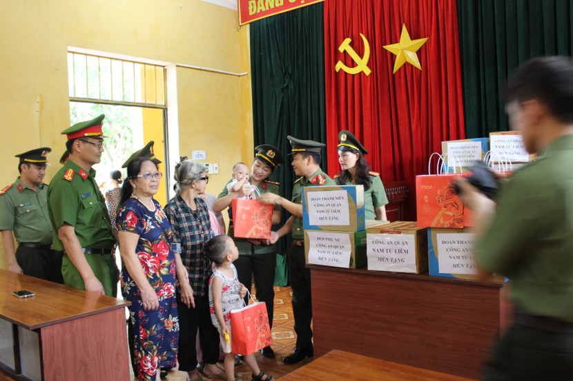 CAQ Nam Từ Liêm thăm hỏi nhân dân bị ảnh hưởng bởi bão số 3 CAQ Nam Từ Liêm thăm hỏi nhân dân bị ảnh hưởng bởi bão số 3