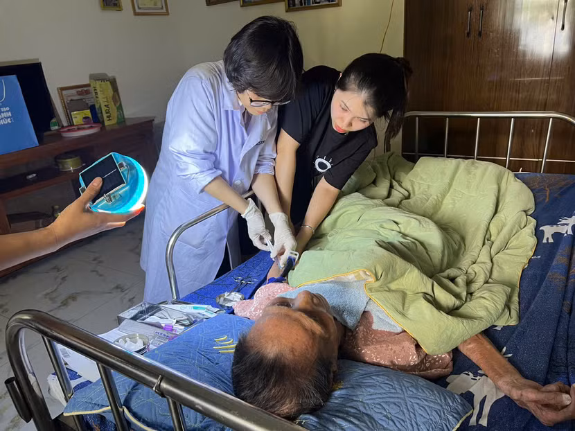 Lấy mẫu ADN của thân nhân liệt sỹ đang không thể đi lại được