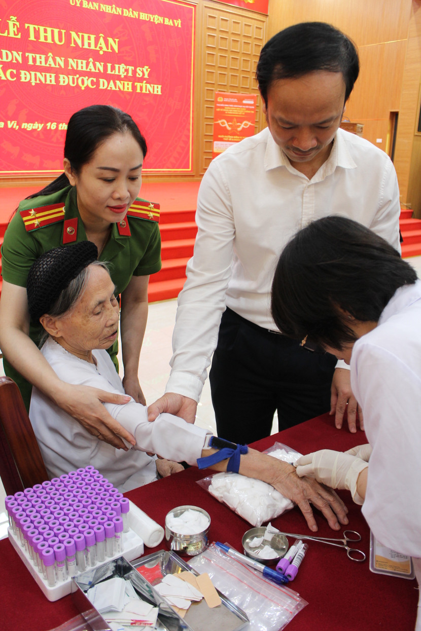 Lấy mẫu máu để xét nghiệm ADN