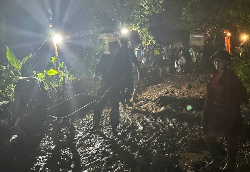 CBCS Đại đội 3 phối hợp chính quyền địa phương đóng cát kè đê chống ngập lụt CBCS Đại đội 3 phối hợp chính quyền địa phương đóng cát kè đê chống ngập lụt