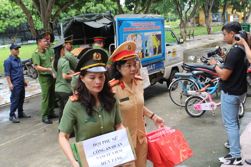 Mang theo những món quà tình cảm đến với nhân dân Mang theo những món quà tình cảm đến với nhân dân